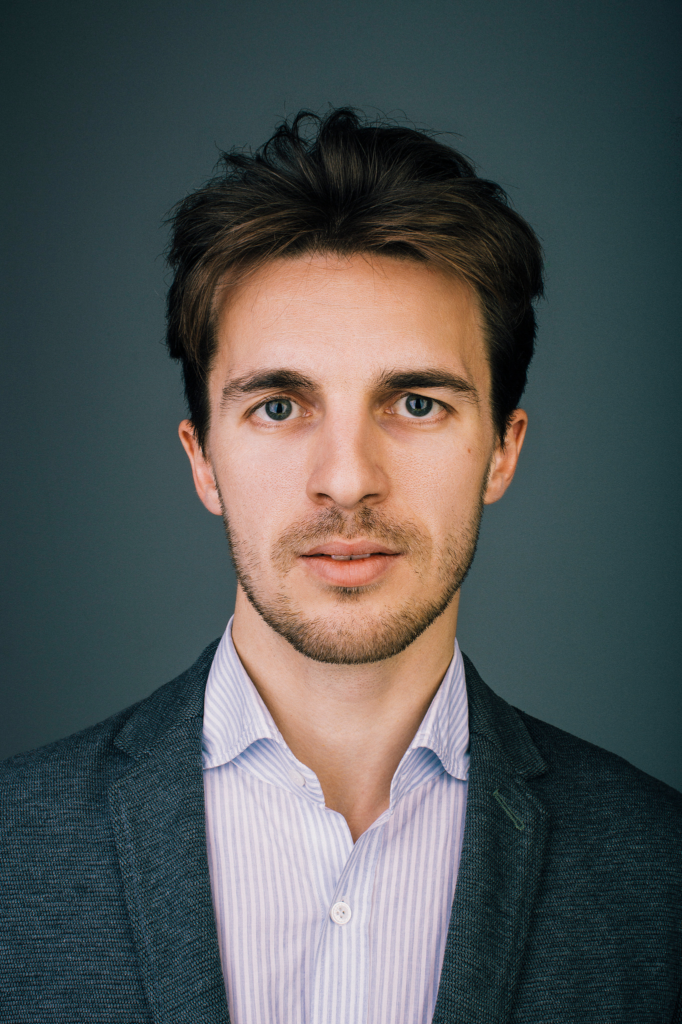 Portrait corpo de Mr Marcotte en veston bleu sur fond gris.
Professional business portrait or Mr Marcotte on a grey background.